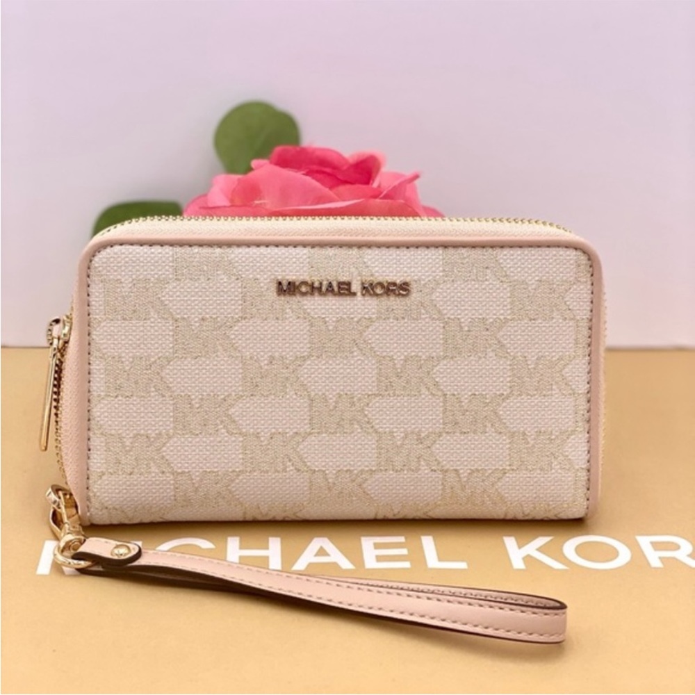 Michael Kors Jet Set Travel Wallet
Phone Case Wristlet Natural Multi Color
